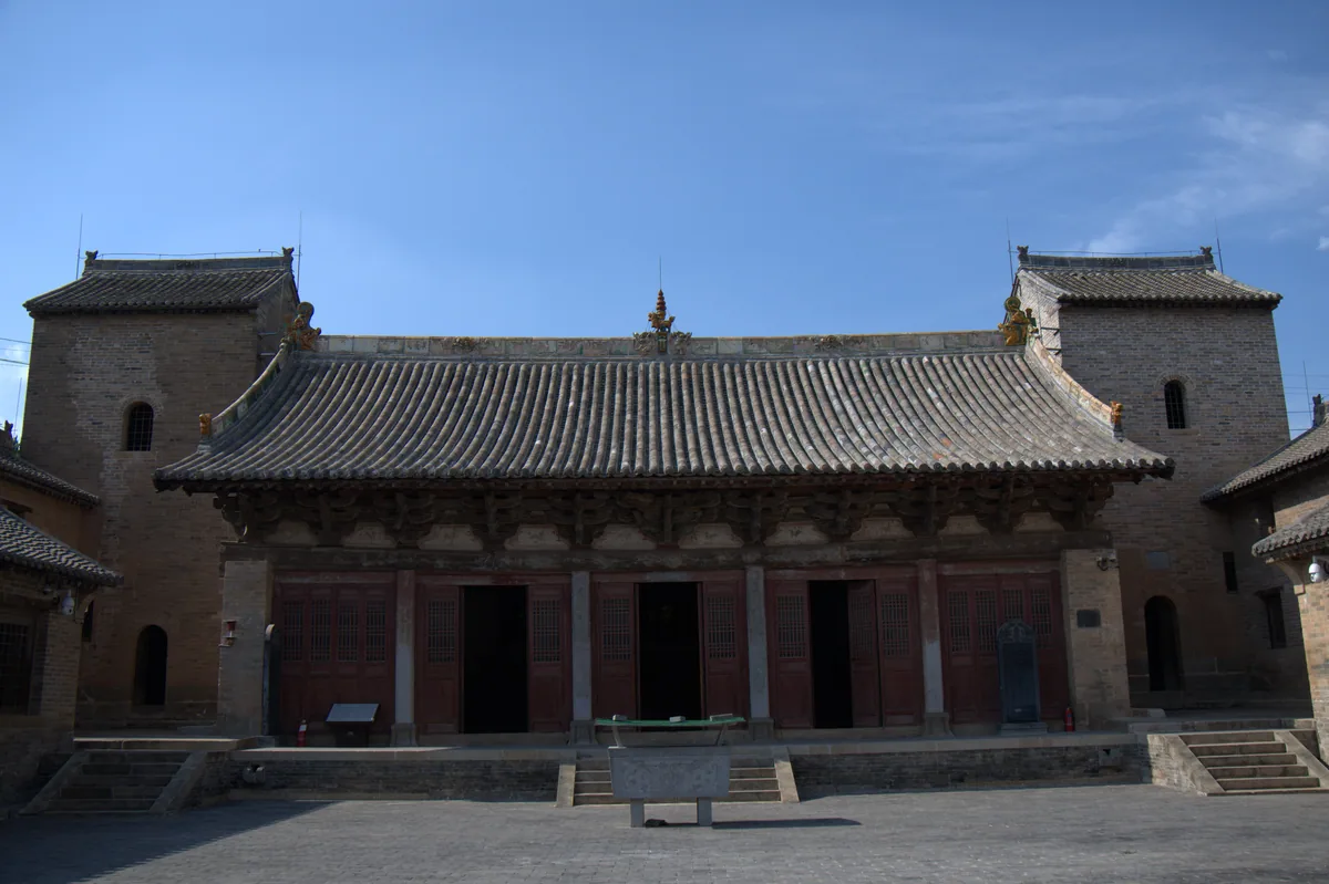 2026年7月9日团队拍摄的崇明寺中佛殿与院落
